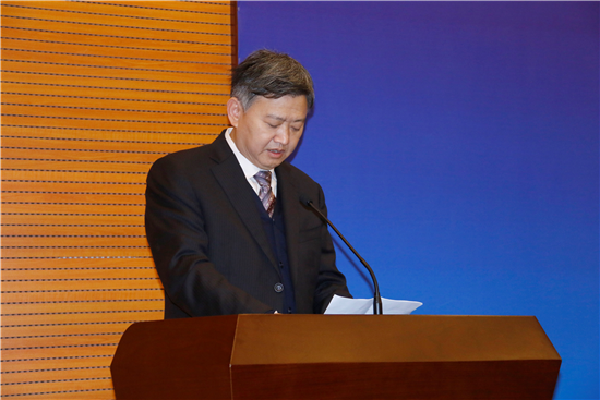 两江投资集团总裁、党委副书记李谨主持授牌活动